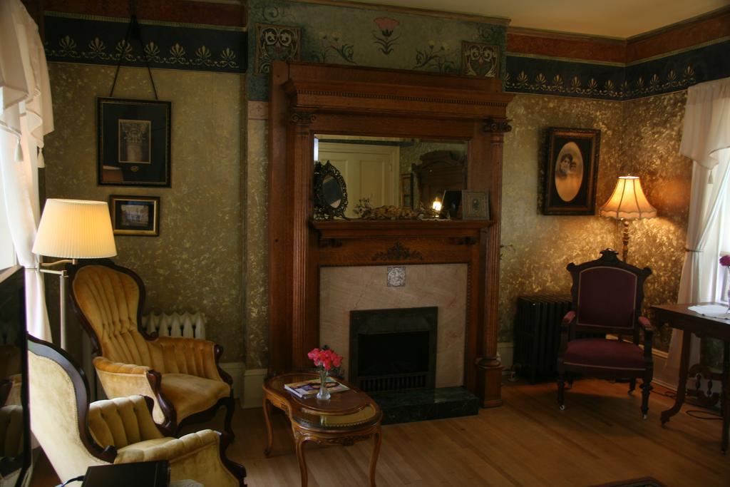 The Brumder Mansion Milwaukee Exterior photo