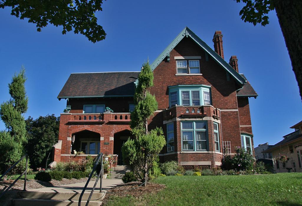 The Brumder Mansion Milwaukee Exterior photo