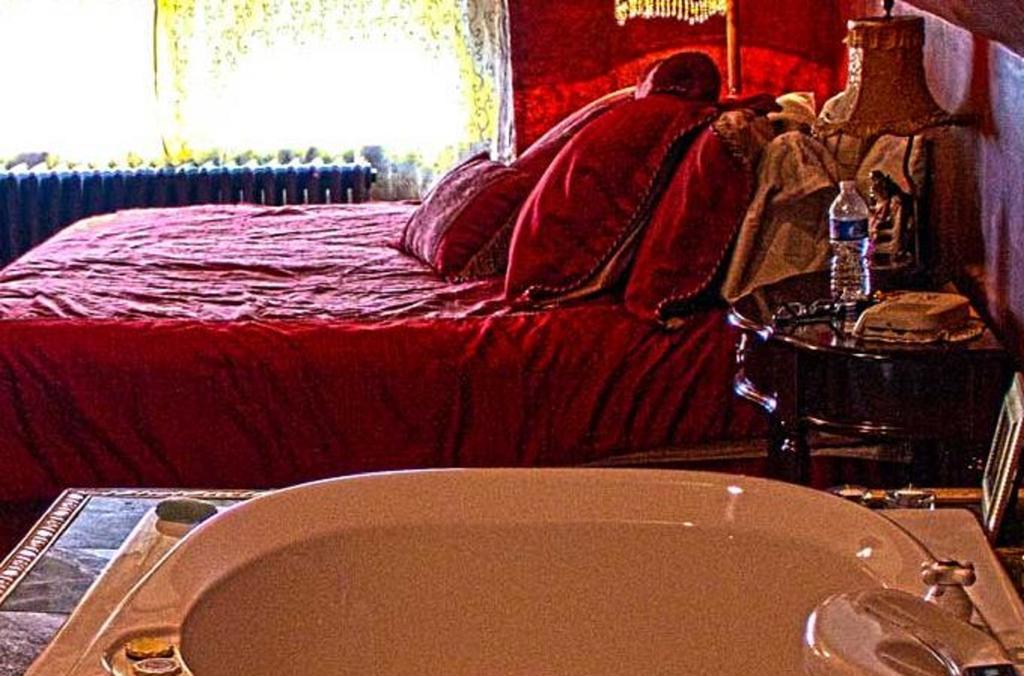 The Brumder Mansion Milwaukee Room photo