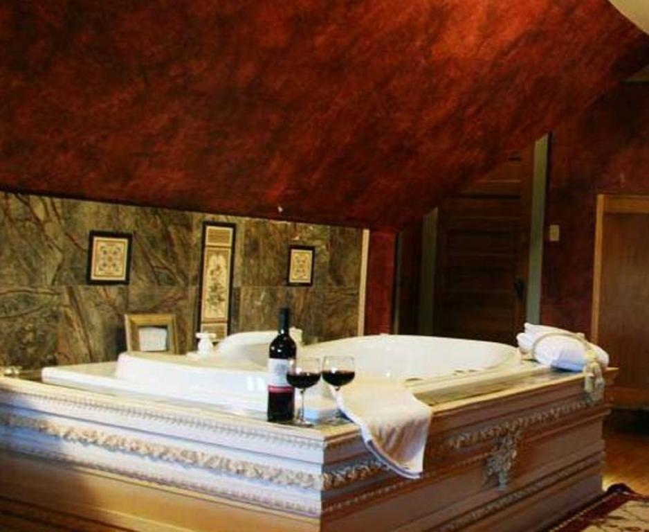 The Brumder Mansion Milwaukee Room photo