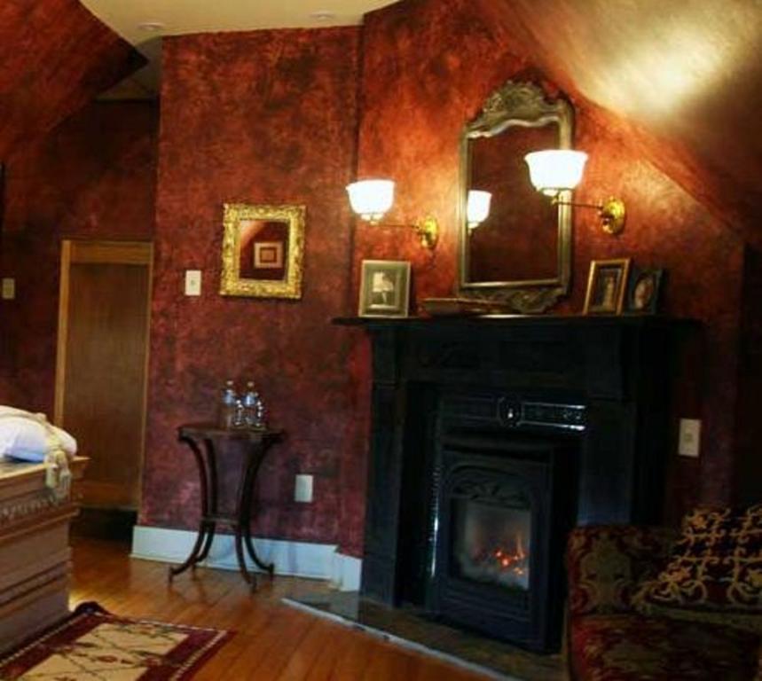 The Brumder Mansion Milwaukee Room photo