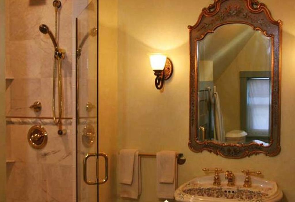 The Brumder Mansion Milwaukee Room photo