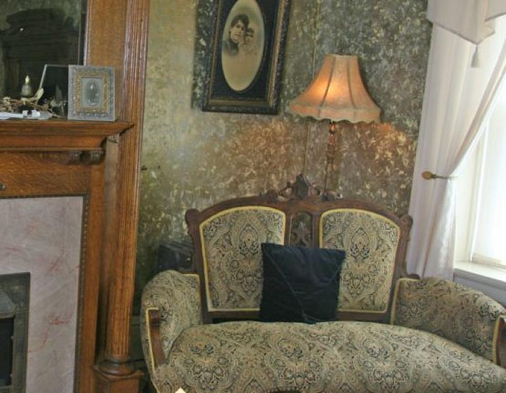 The Brumder Mansion Milwaukee Room photo