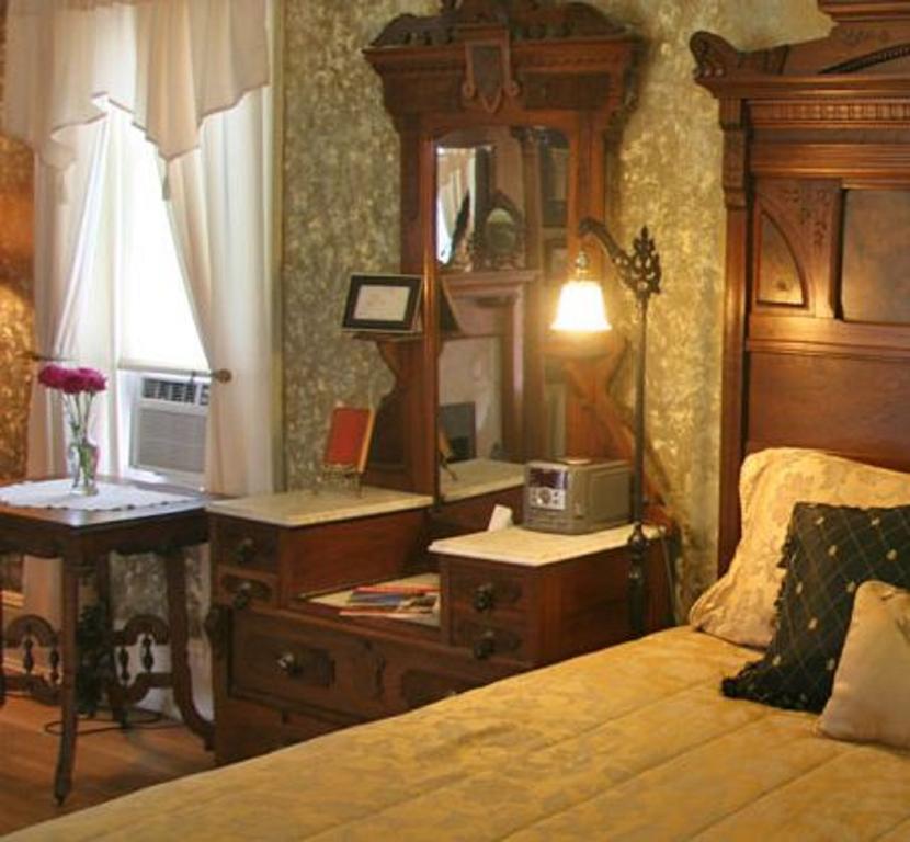 The Brumder Mansion Milwaukee Room photo