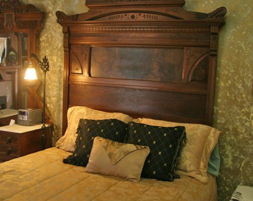 The Brumder Mansion Milwaukee Room photo