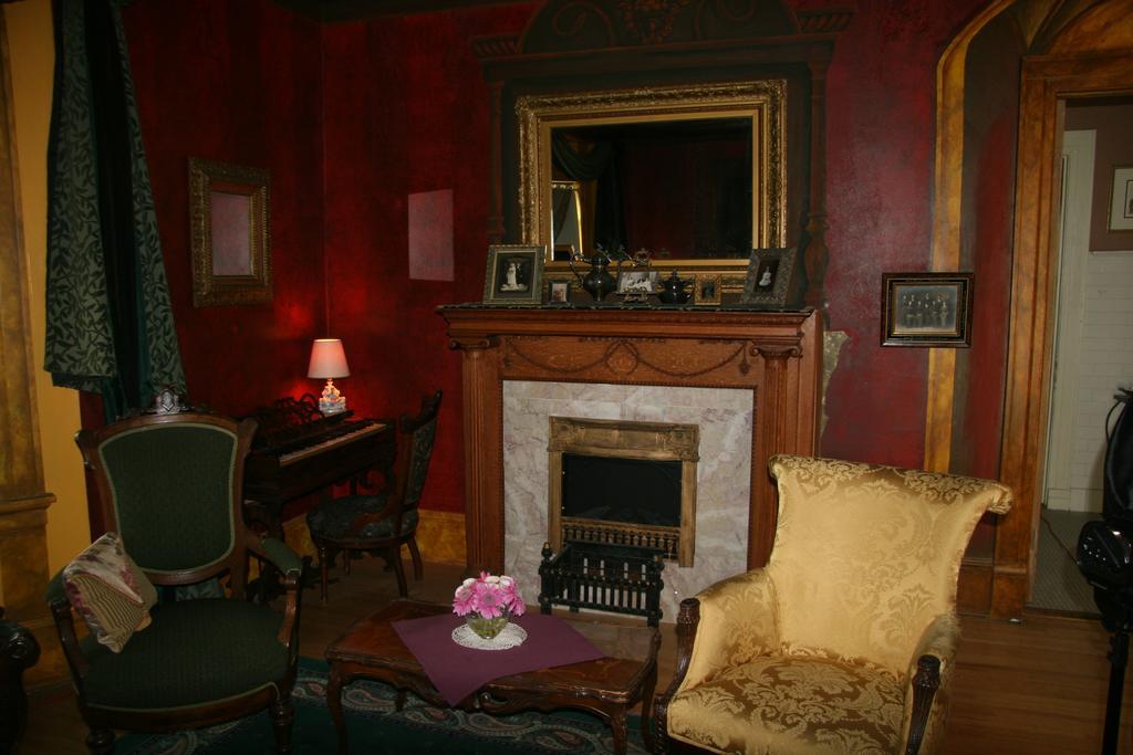 The Brumder Mansion Milwaukee Room photo