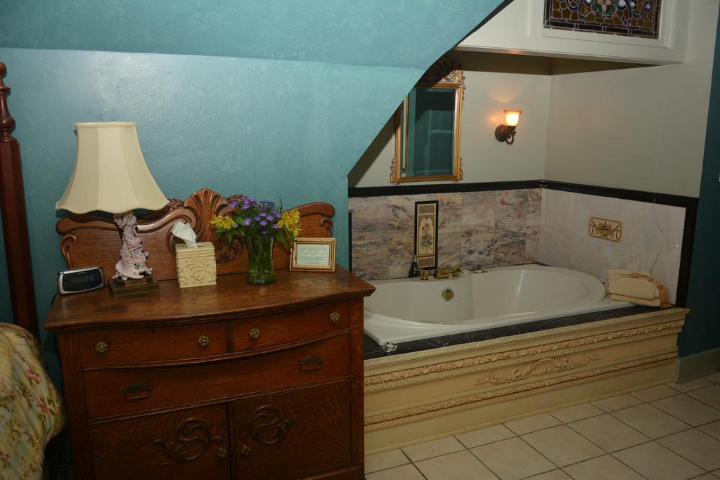 The Brumder Mansion Milwaukee Room photo