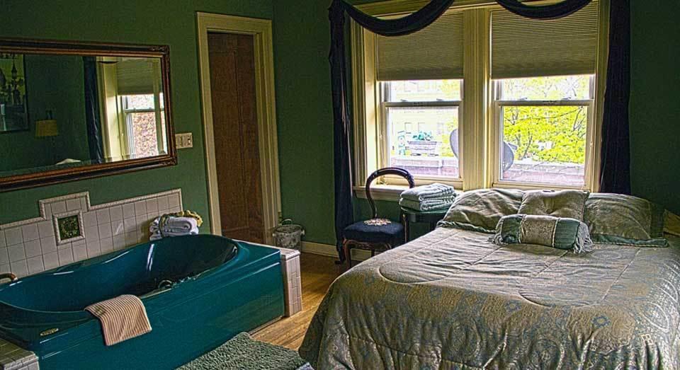 The Brumder Mansion Milwaukee Room photo