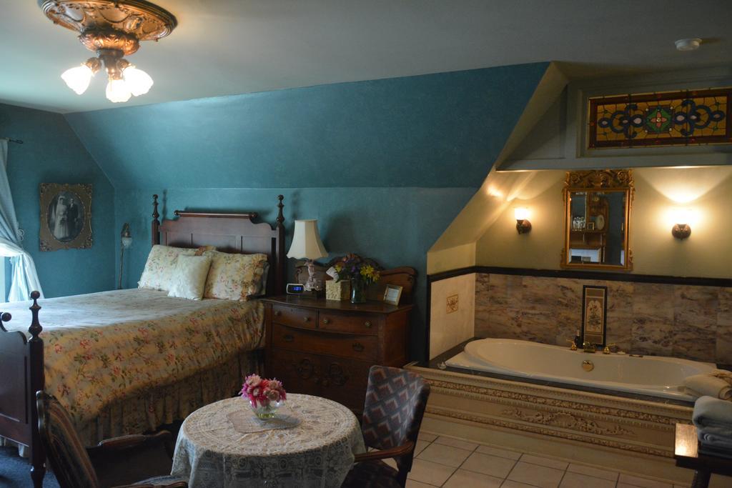 The Brumder Mansion Milwaukee Room photo