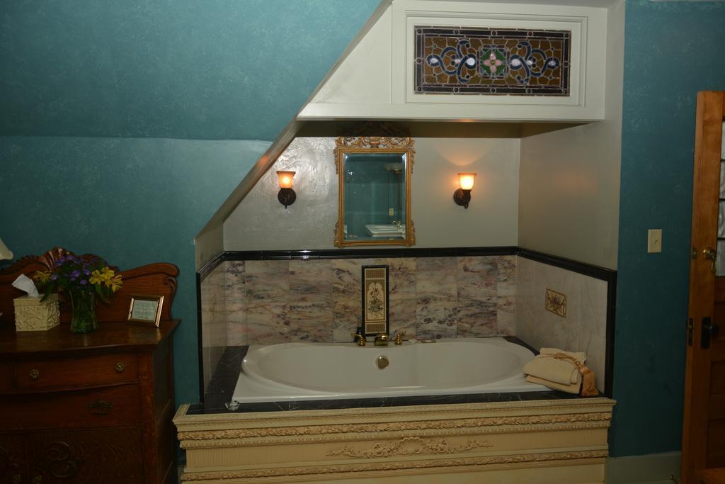 The Brumder Mansion Milwaukee Room photo