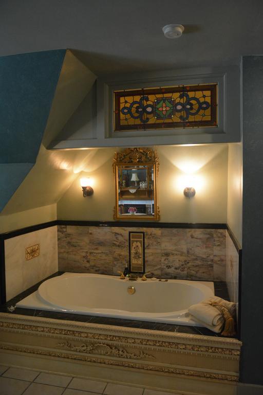 The Brumder Mansion Milwaukee Room photo